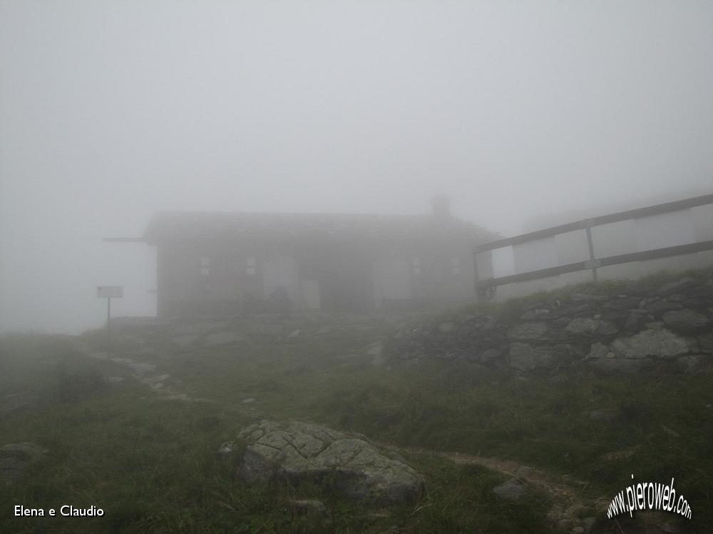 23 Baita Cernello nella fitta nebbia.JPG